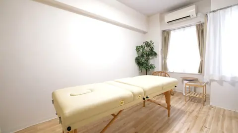 ベッドの位置は動かしていただけます。