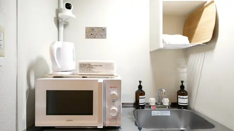電子レンジ・電気ケトル。コンロはございません。