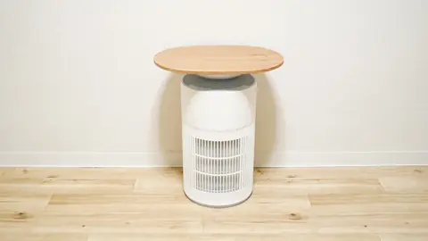 空気清浄機。天板でスマホのワイヤレス充電ができます。