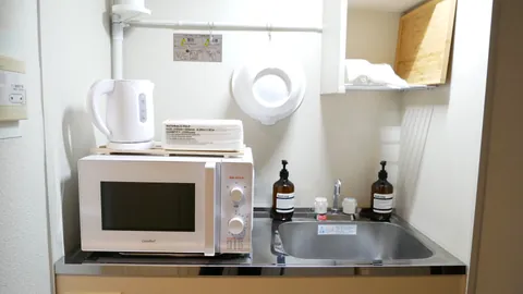 電子レンジ・電気ケトル。コンロはございません。